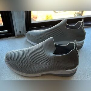 Women’s Yes BonBon slip on sneaker gray size 40